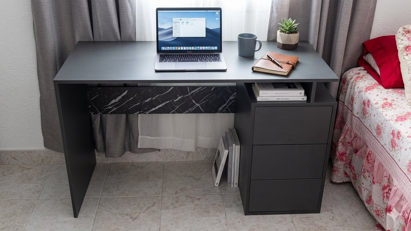 Escritorio negro con cajonera y detalle mármol