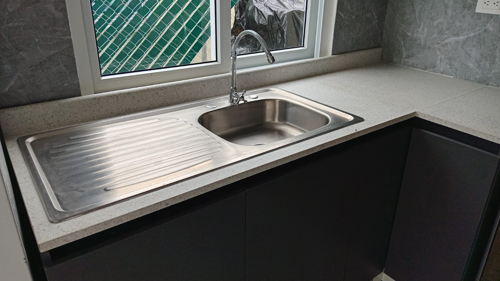 Mueble bajo de cocina con tarja de acero