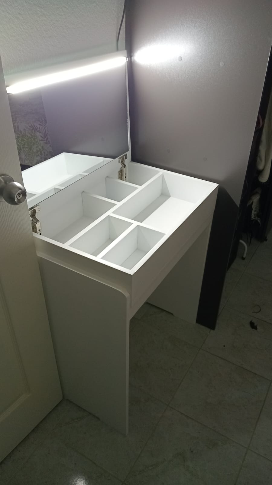 Tocador blanco con espejo y compartimentos