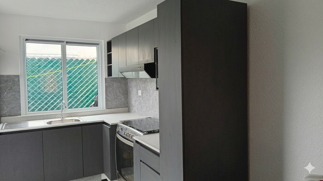 Cocina gris con campana y despensa