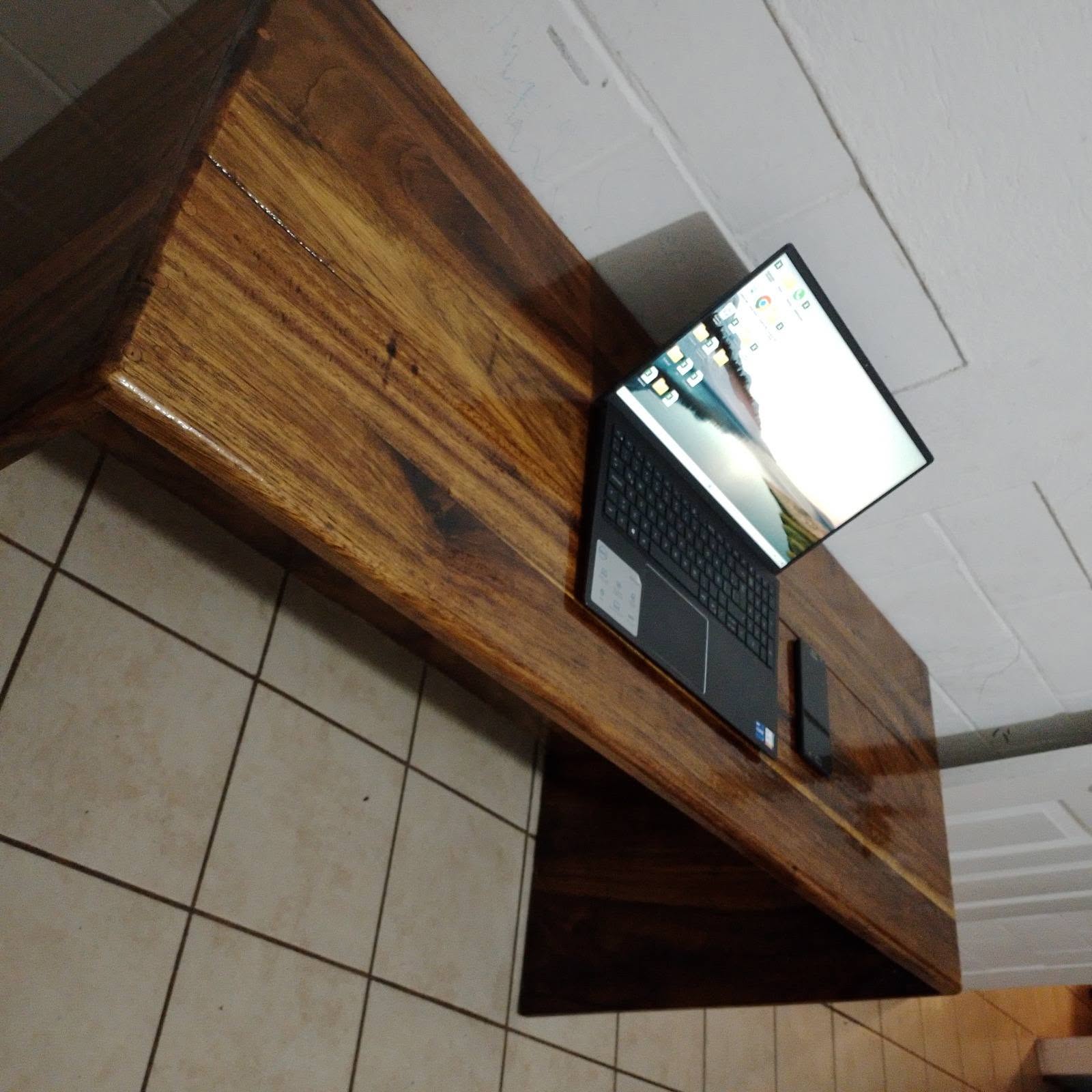 Escritorio rústico en madera maciza